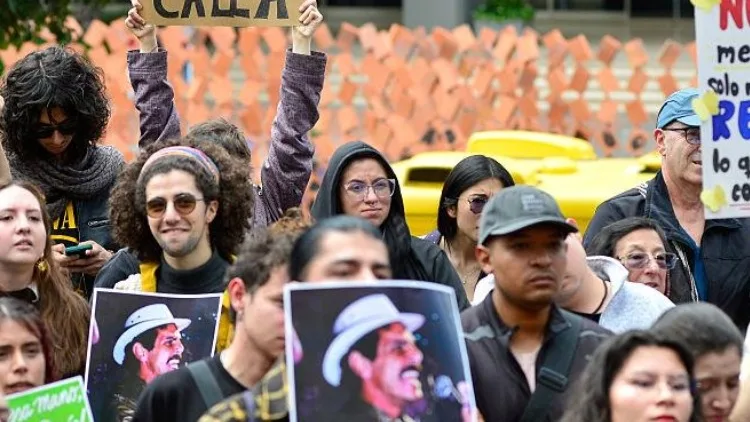 Jóvenes protestan frente al Museo Nacional con copias de las obras retiradas