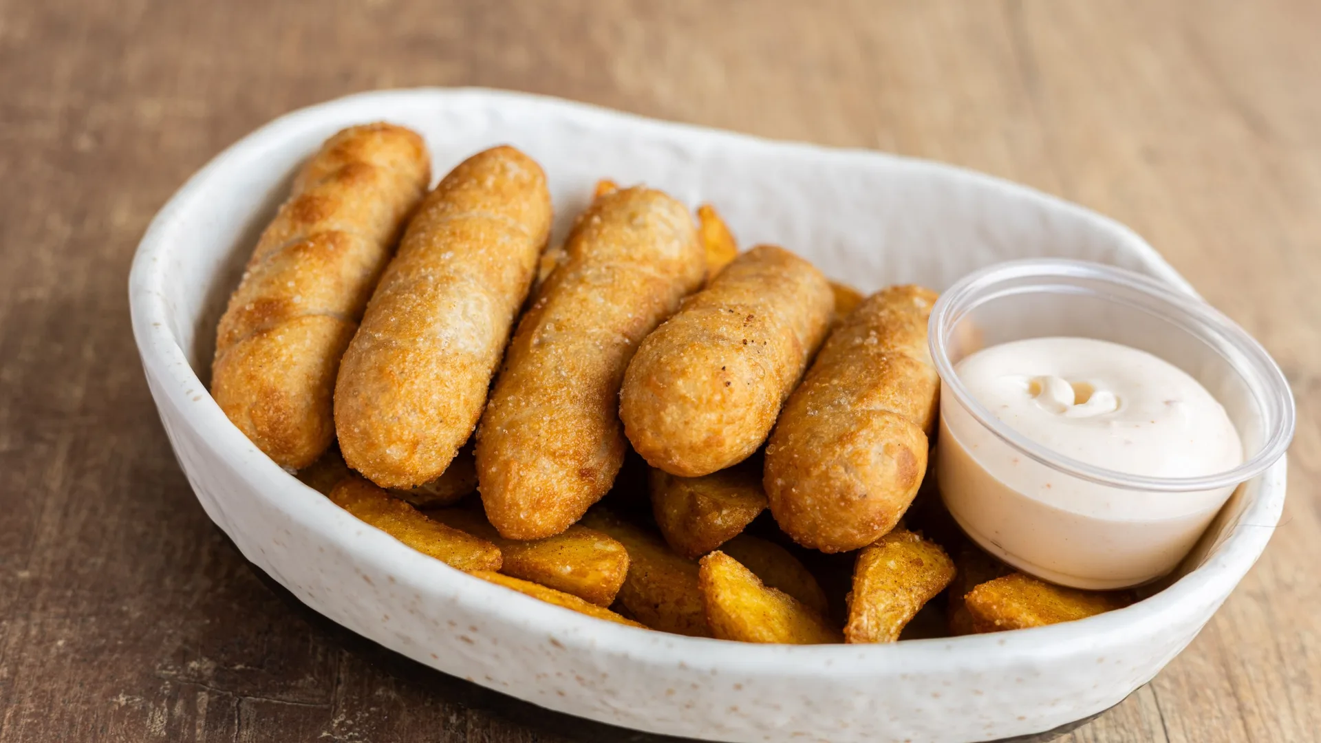 ¡Estas croquetas de plátano maduro rellenas de queso quedan crujientes