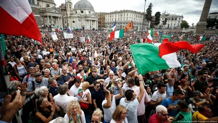 Fuerza pública utiliza cañón de agua contra manifestante durante protestas en vía pública