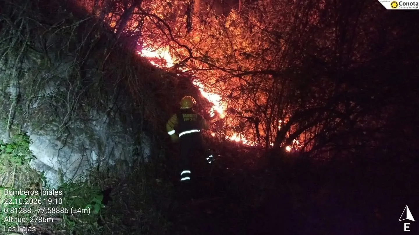 Grave incendio en la vía a Las Lajas, sector del Mirador en Ipiales, afectó dos hectáreas