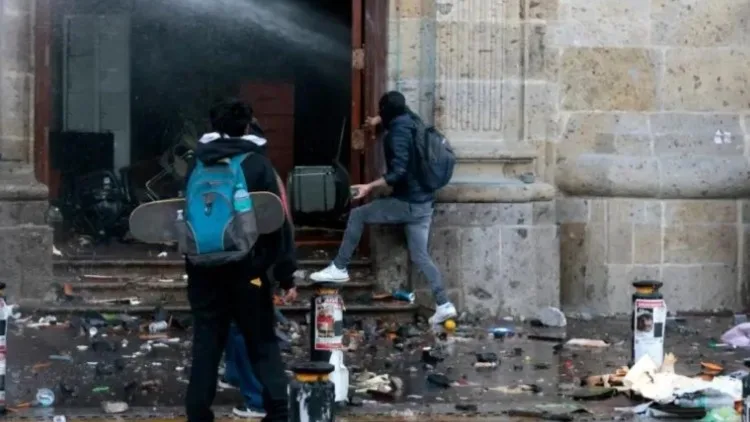 Encapuchados causan destrozos en el Congreso y el Palacio de Justicia de Jalisco