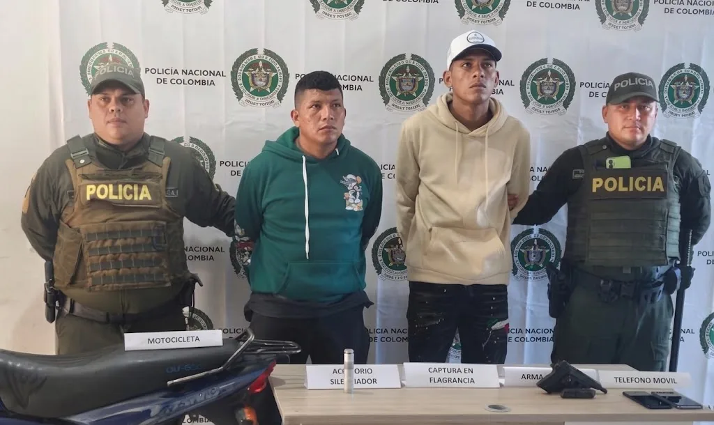 Huyeron de la Policía con un arma y silenciador