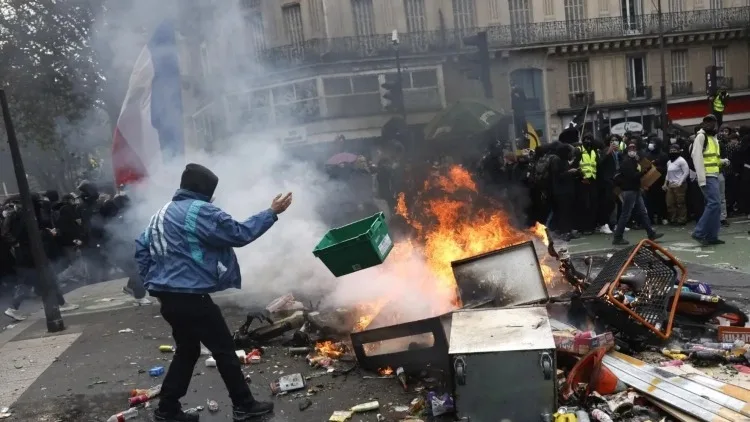 Un activista ataca a agentes de policía con un lanzador de pirotecnia