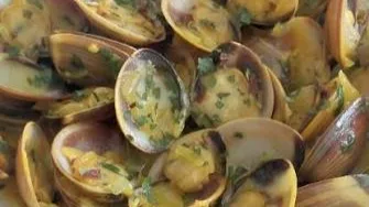 Cómo preparar unas deliciosas almejas a la marinera: una receta tradicional llena de sabor