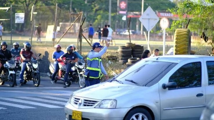 Cali continúa atendiendo semáforos averiados.