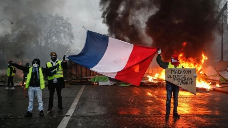 Manifestantes y uniformados enfrentan momentos de tensión durante protesta social
