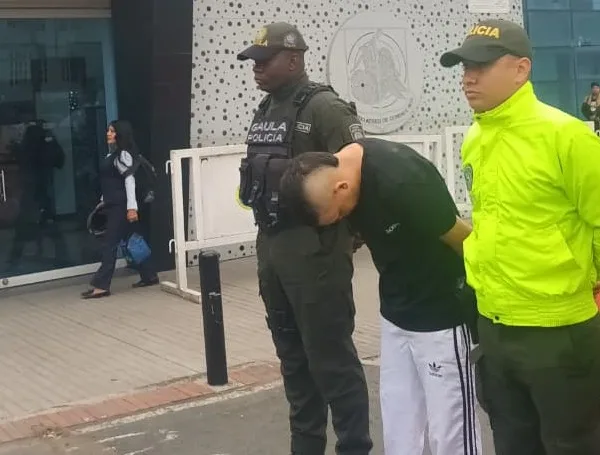 De acuerdo con la Policía Metropolitana de Cali, hacia las 08:10 p. m. de este jueves, 15 de octubre, un sujeto lanzó una granada desde un puente contra los uniformados.
