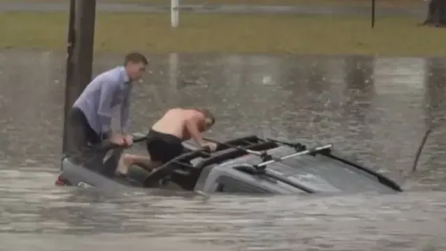 Periodista se lanza al agua y rescata a un hombre durante unas inundaciones en Australia