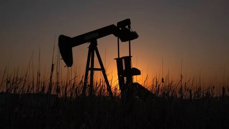 Precios del petróleo se estabilizan tras ajustes en las rutas de carga