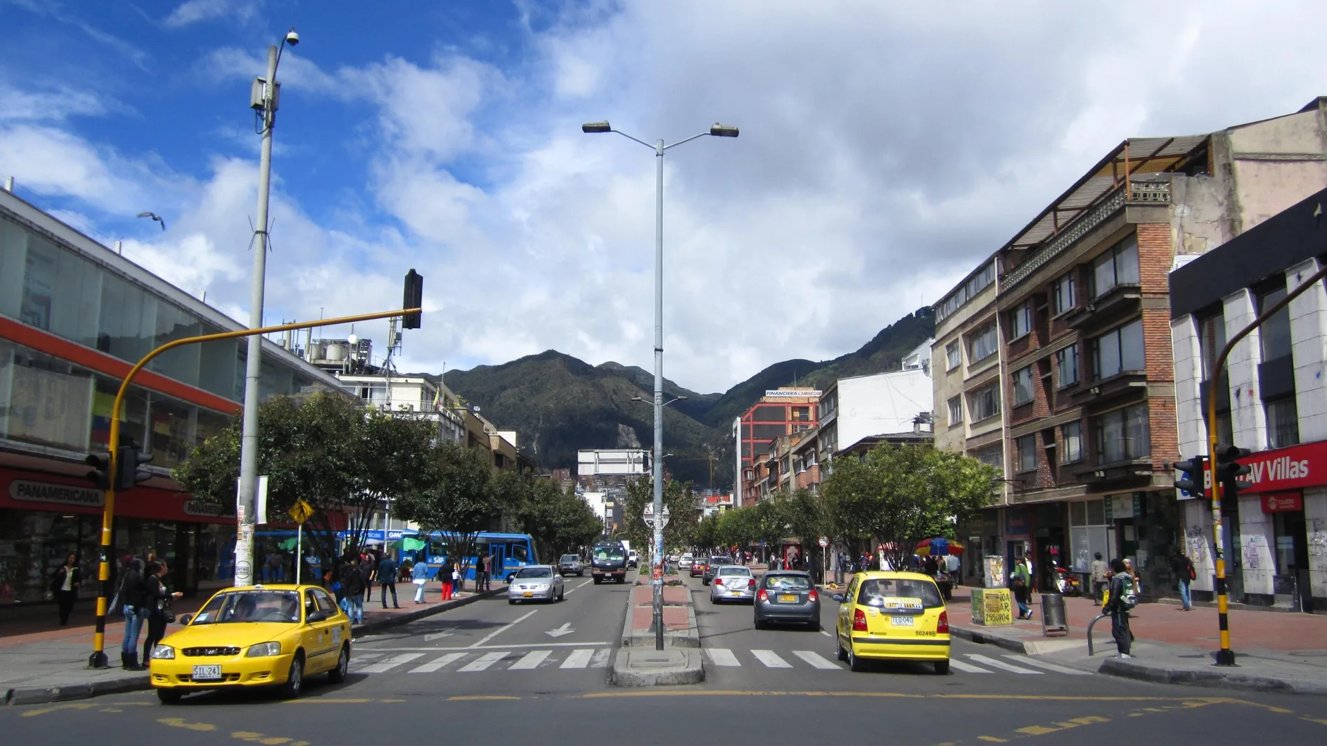 Denuncian que conductor de aplicación habría intentado arrollar a una familia con menores
