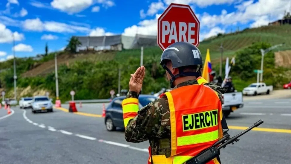 Tropas del Ejército Nacional de Colombia custodian la Panamericana entre Pasto y Popayán
