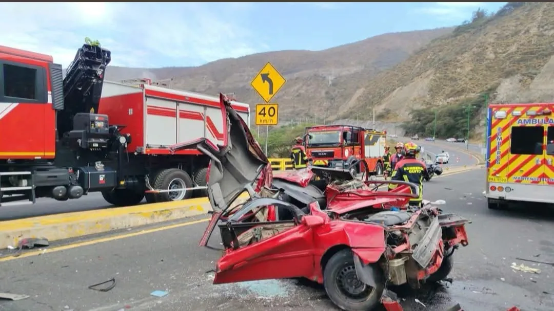 Impactante choque múltiple en Guayllabamba deja seis personas heridas