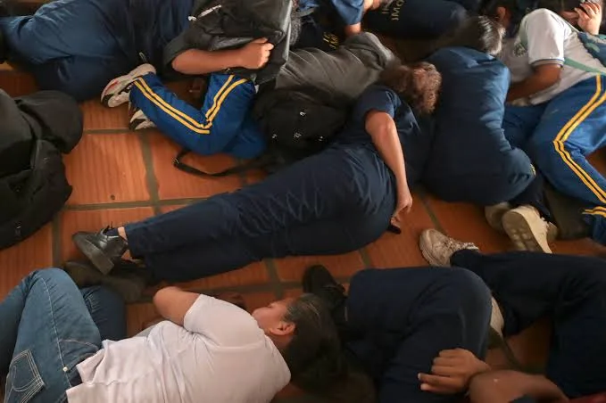 Cerca de 21.700 menores afectados por ataques y uso militar de escuelas en Colombia.
