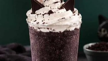Cómo preparar el Black Cat Frappuccino en casa la bebida de chocolate ideal para Halloween
