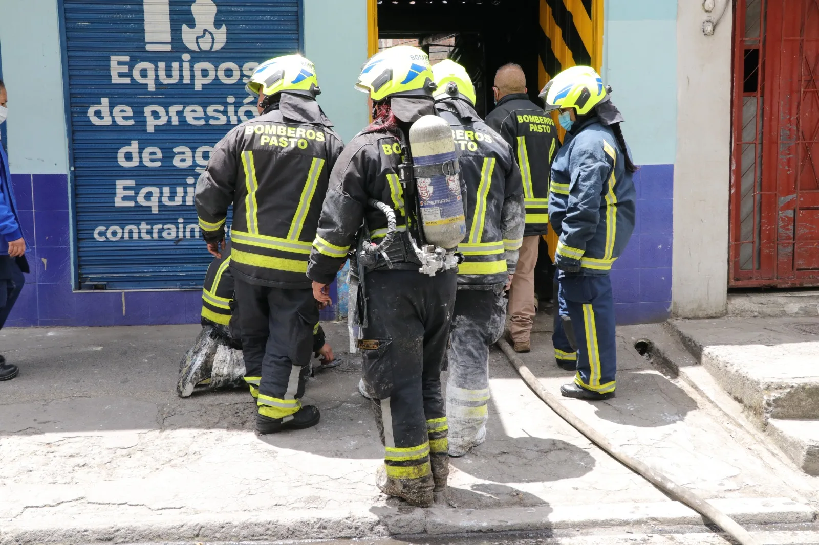 Bomberos controlaron incendio en bodega de productos químicos y evitaron una emergencia.