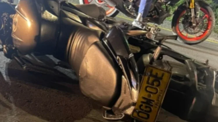 Buscan a un motociclista que huyó tras causar un accidente que lesionó a una trabajadora