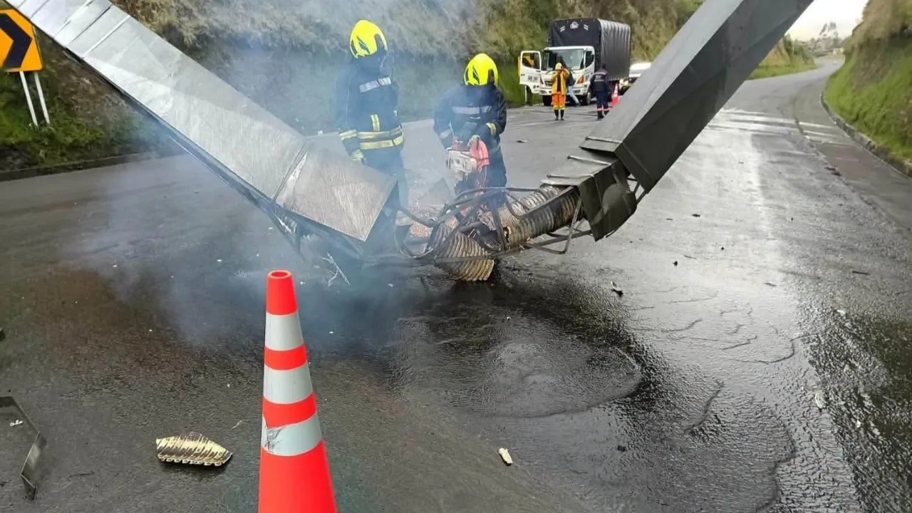 Emergencia en la vía perimetral de Pasto: estructura de tubería cayó sobre un motociclista