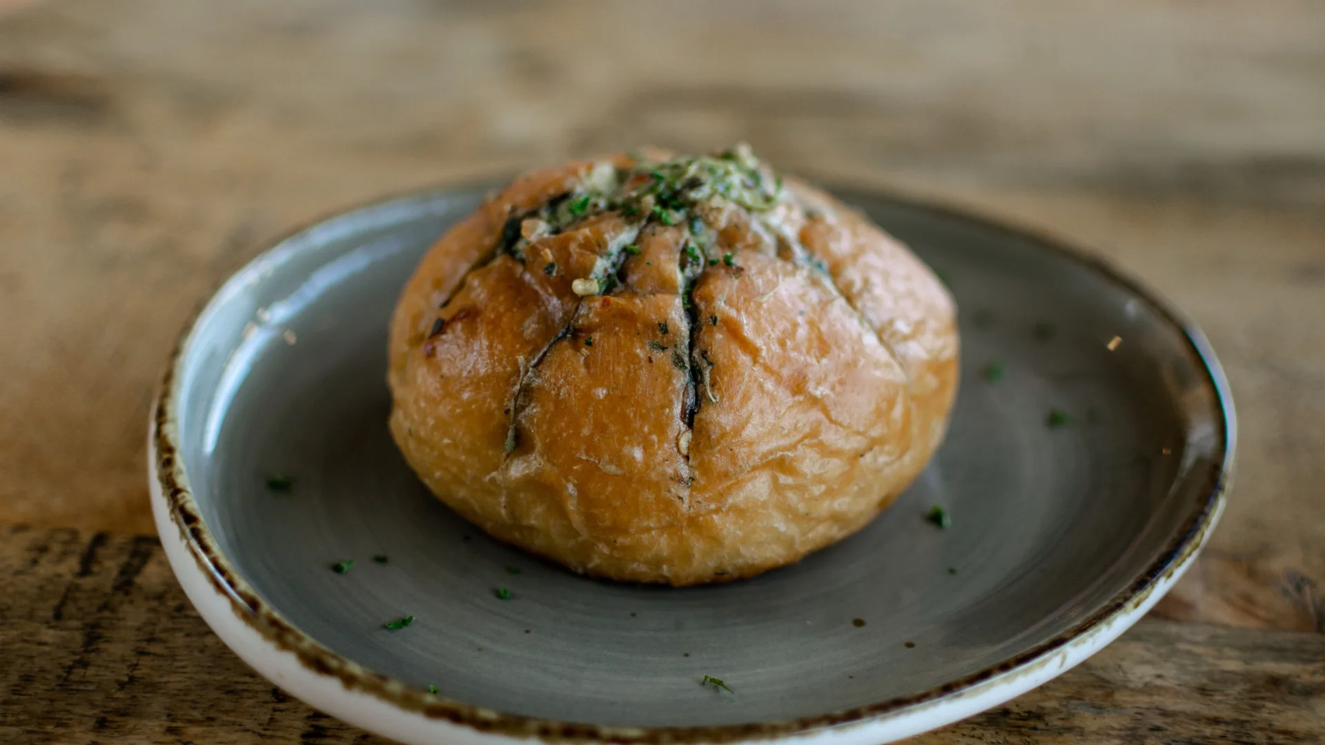 Pan de ajo con queso: la receta fácil para que quede crujiente.