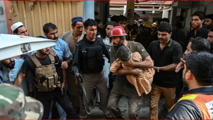 Impresionantes: 30 niños murieron tras derrumbarse el techo de una escuela en Pakistán