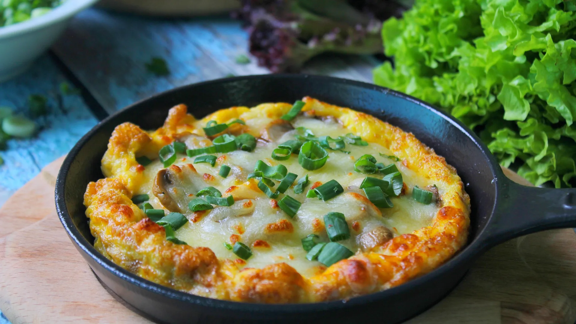 ¡Este pastel de yuca relleno de pollo y queso queda cremoso por dentro y dorado por fuera!