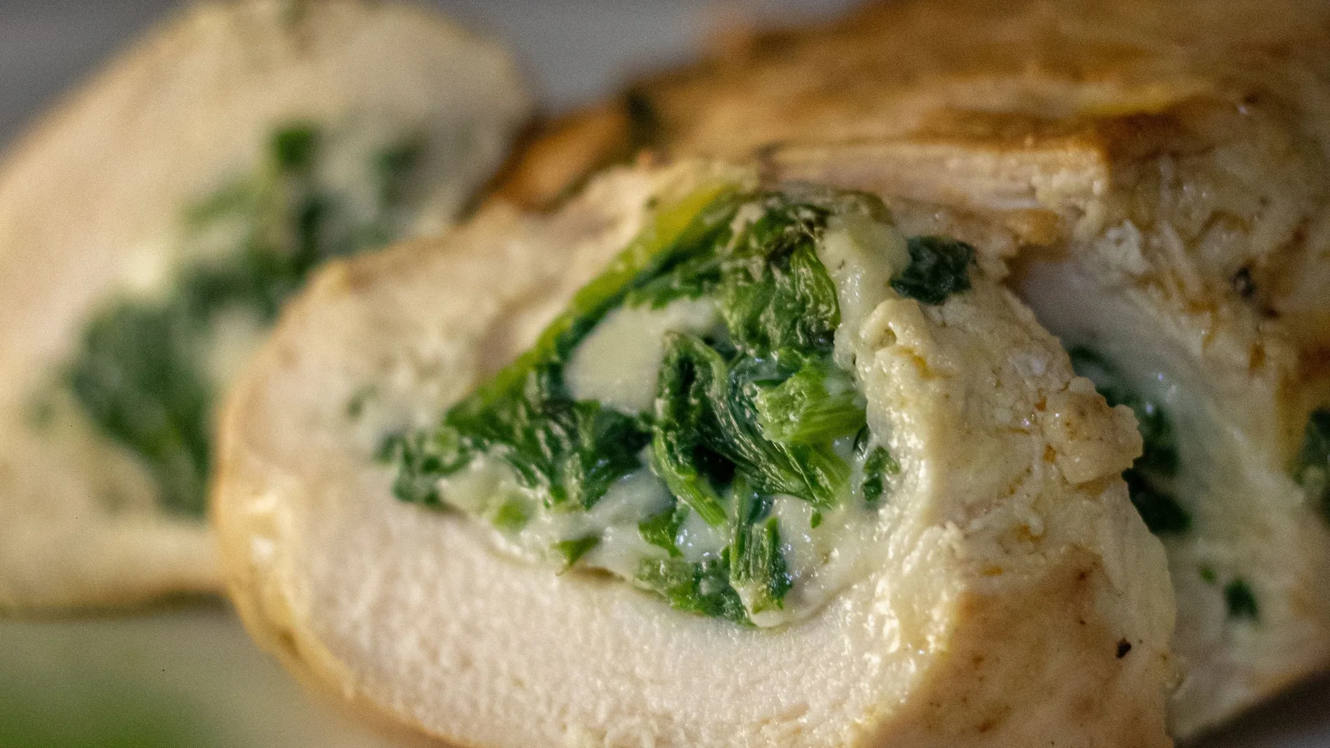 ¡Este pollo relleno de espinaca y queso queda jugoso y con una salsa cremosa irresistible!