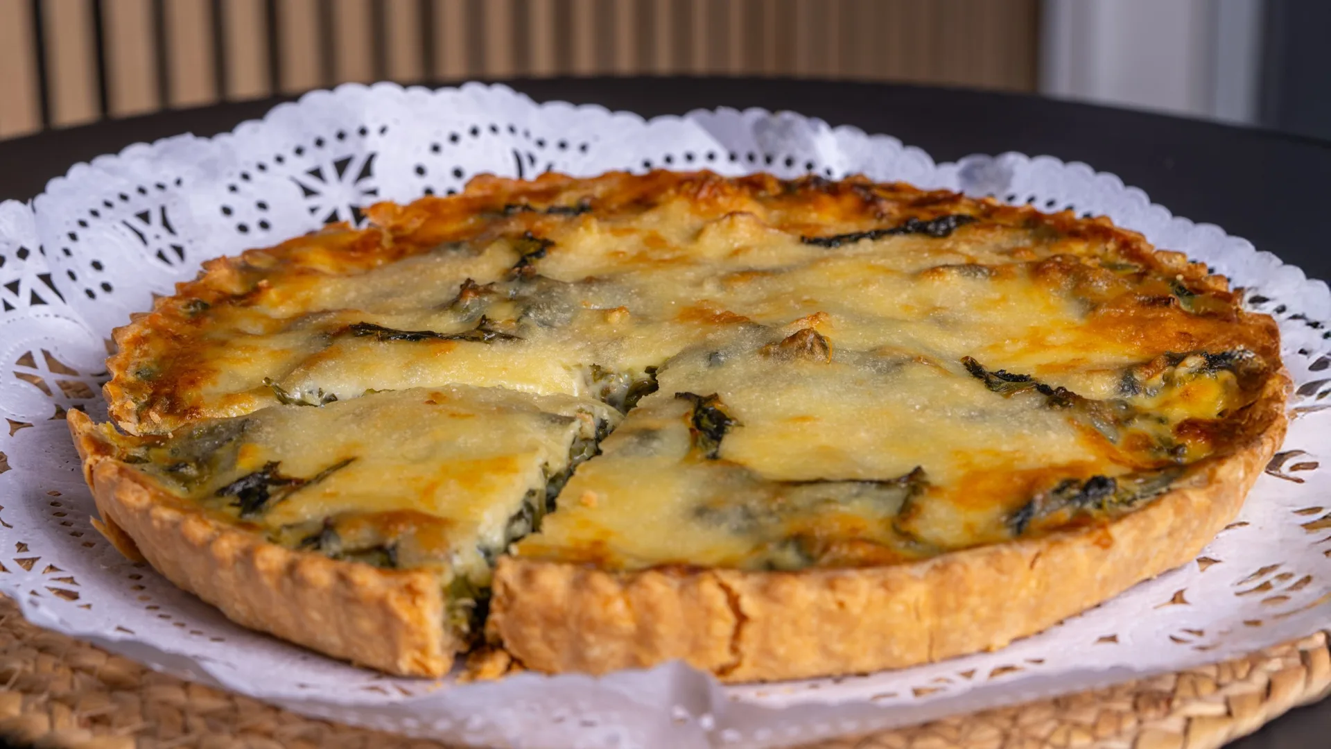 ¡Esta quiche de espinaca y queso queda cremosa por dentro y crujiente por fuera!