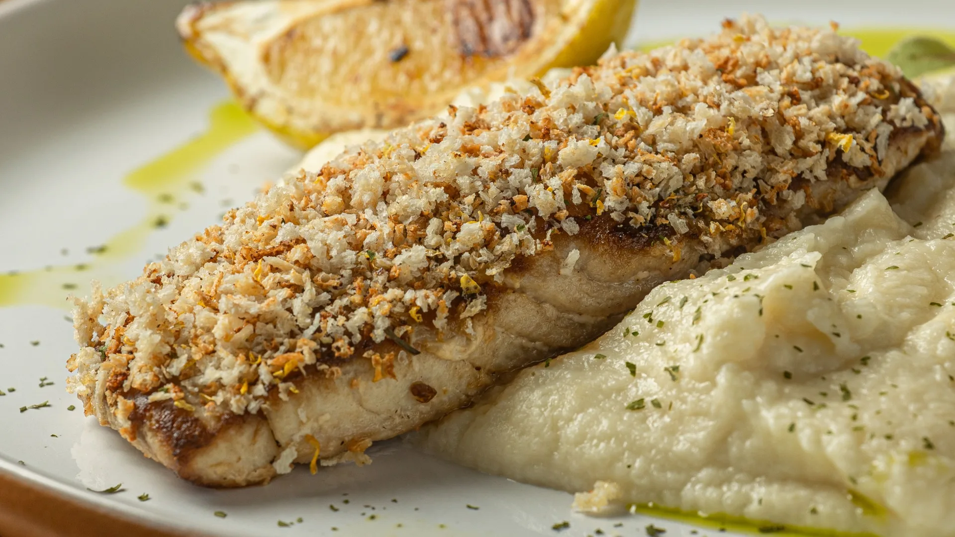 ¡Aprende a preparar pescado en costra de coco! Una receta crujiente con un irresistible.