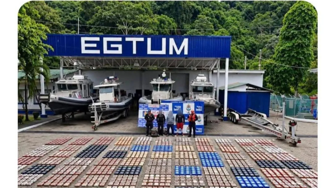 ¡Duro golpe al narco en el Pacífico! Armada incauta más de 1,6 toneladas de cocaína frente