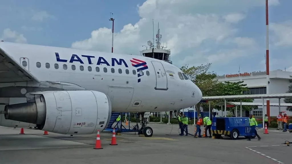 Aerolíneas ajustan rutas globales tras nuevas restricciones operativas
