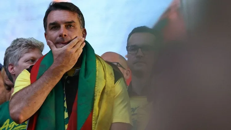 Ex candidato presidencial abandona el territorio tras confirmación de personas allegadas