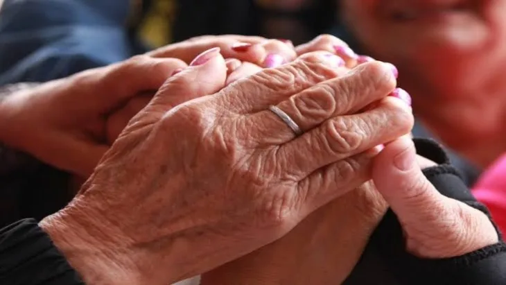 Programa de reconstrucción entrega viviendas a adultos mayores damnificados
