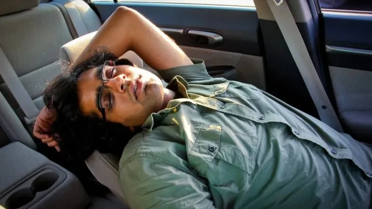 Conductores inmovilizan vehículo con el propietario dormido en el interior del automotor