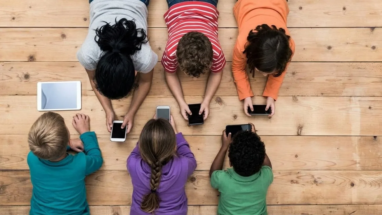 Proyecto de ley busca limitar redes sociales a menores de 14 años