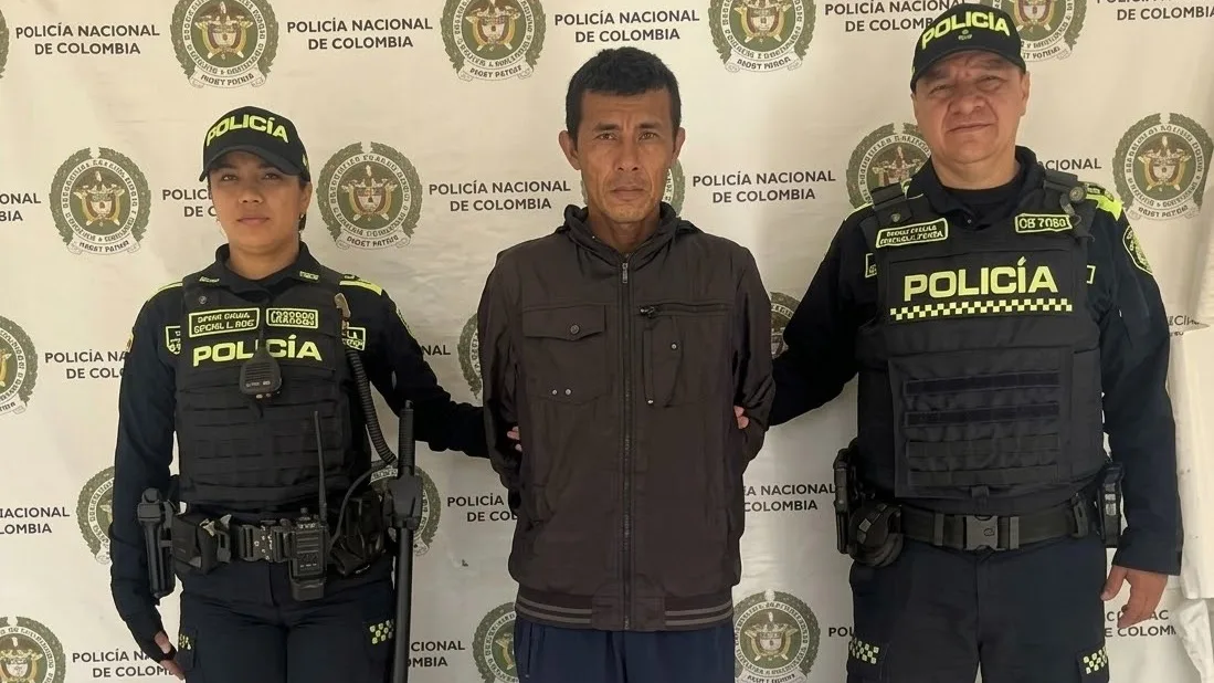 UNIFORMADO Y CIVIL SE FUERON A GOLPES