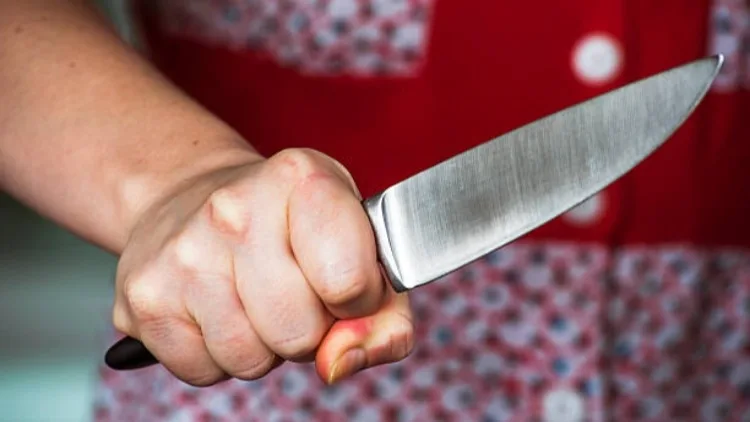Una mujer armada con un cuchillo intenta agredir a guardas de seguridad en una estación