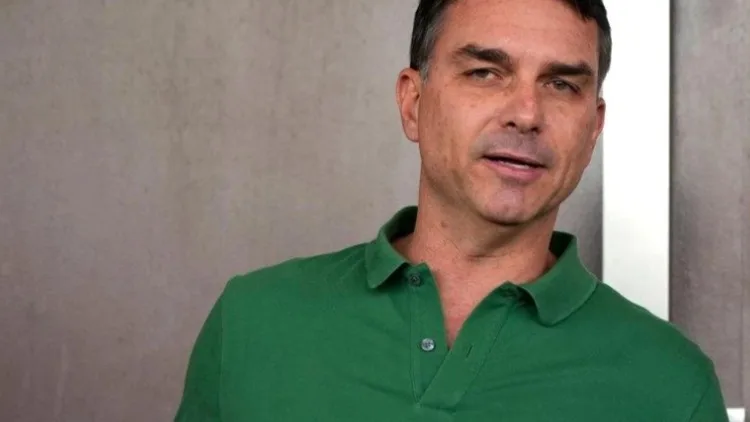 Flávio Bolsonaro promete renunciar a la reelección si gana las presidenciales de Brasil