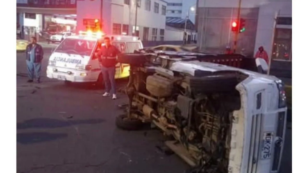 Piaggio terminó volcado tras choque con automóvil en la avenida Santander en Pasto
