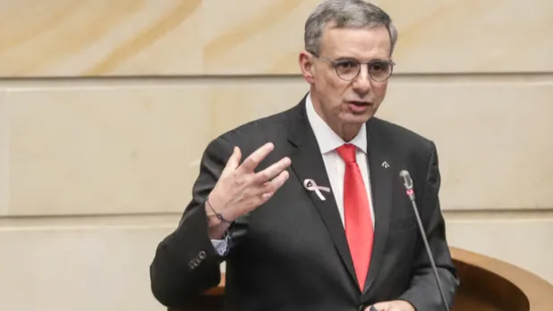 Piden renuncia del ministro de Hacienda tras polémica por el presupuesto de 2027