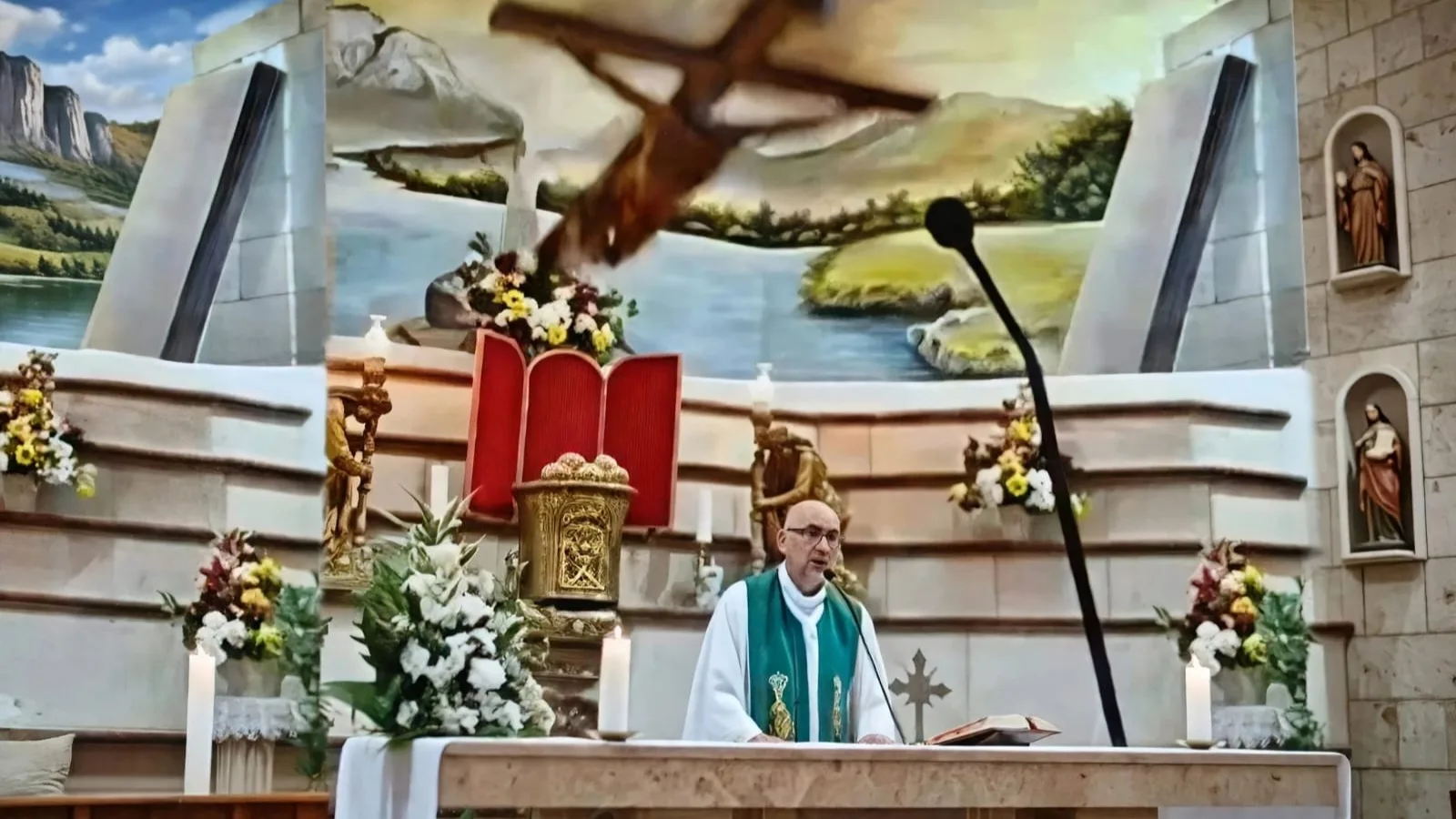 Familia de sacerdote que murió por cruz en misa Ecuador pide investigar su muerte