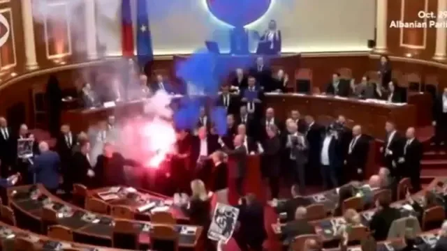 Caos en el Parlamento de Albania: oposición protesta con bengalas contra el Gobierno