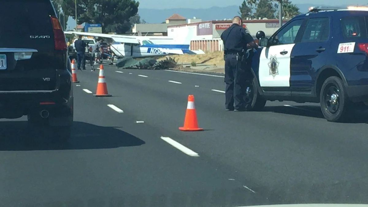 Accidente aéreo en California: avioneta se estrelló y cayó sobre una avenida