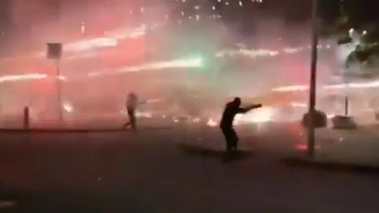 Manifestantes atacan con fuegos artificiales a la policía durante protestas públicas
