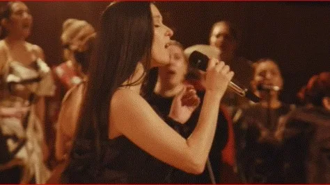 La evolución musical de Francisca Valenzuela en su nuevo video 'No te aburras de mi'