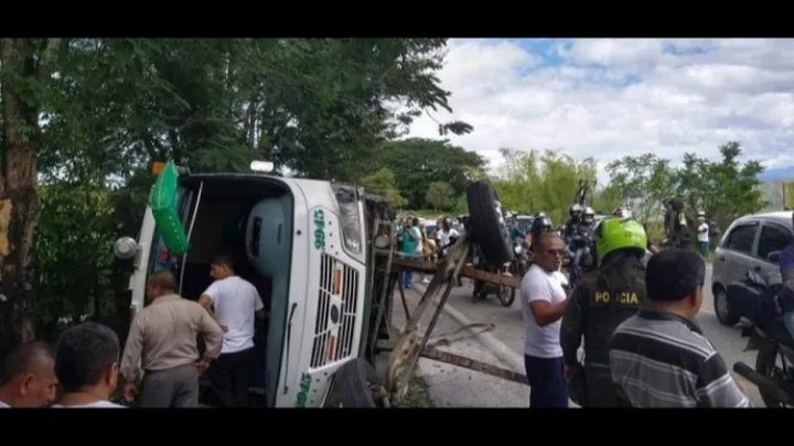 TRAGEDIA EN LA VÍA PANAMERICANA: ACCIDENTE DE BUS DEJA CINCO PERSONAS FALLECIDAS Un bus in