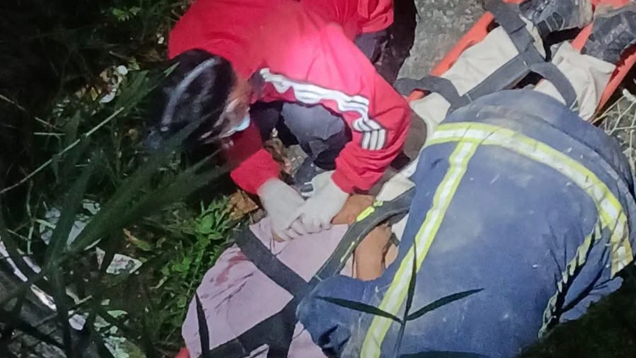 ¡Insólito en La Unión! Motociclista cayó a una alcantarilla en el barrio Panamericano