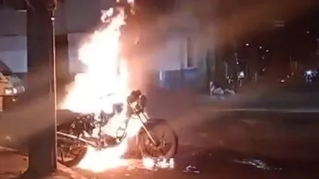 Queman moto tras robo en Ibagué