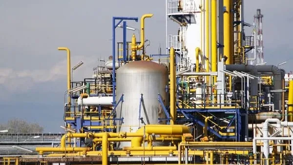 Petróleo baja de precio, pero sigue cerca de máximos semestrales.