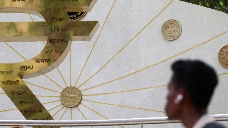 La rupia india cierra estable en 94,93 por dólar pese a la demanda de importadores