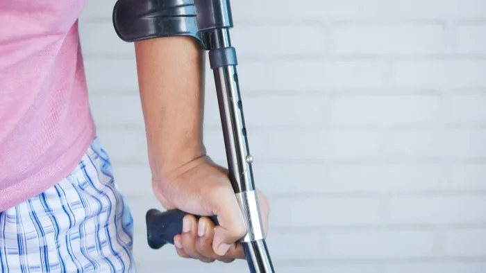 Mujeres y hombres están en riesgo de fractura por osteoporosis