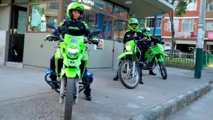 Unidades policiales capturan a dos hombres tras persecución en carril del transporte